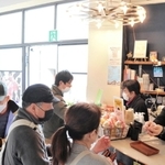 受付には豊劇ファンの列ができた＝豊岡劇場