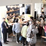 受付には豊劇ファンの列ができた＝豊岡劇場