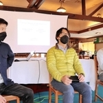 式典で取り組みについて語り合った神鍋ハイランドホテルの中島丈裕総支配人（中央）ら＝豊岡市日高町太田