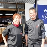 中心となって「とよだのみたらしだんご」を開店した奥達雄さんと水谷善子さん＝朝来市山東町矢名瀬町