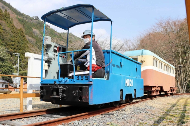 試運転する一円電車＝養父市大屋町明延