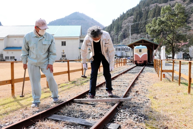 線路のゆがみや枕木の状態を点検するボランティアら＝養父市大屋町明延
