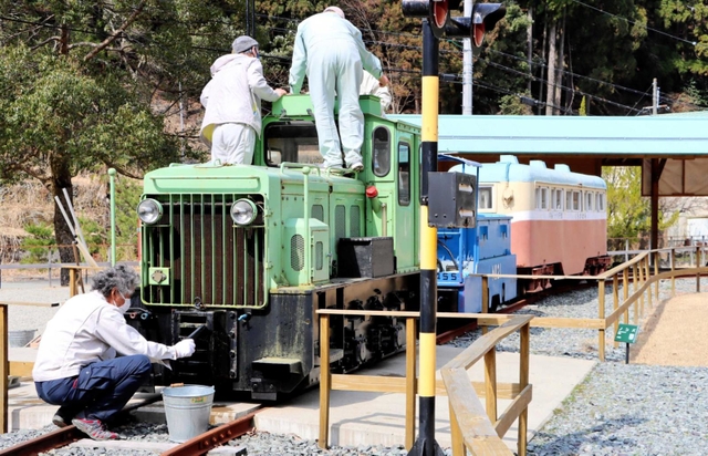 ディーゼル車をメンテナンスするボランティア運転士ら＝養父市大屋町明延