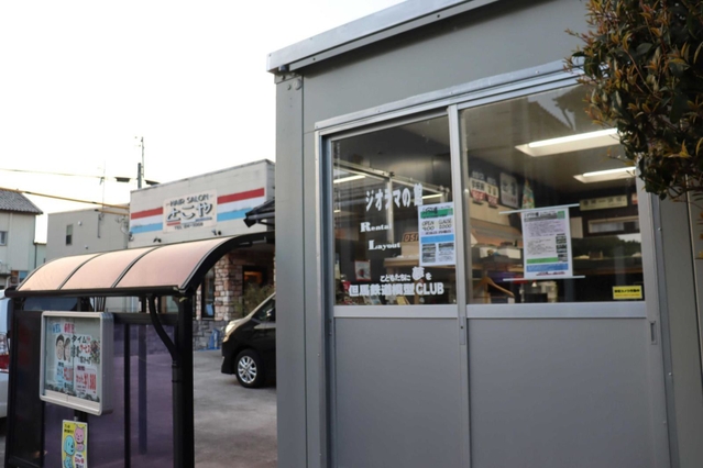 理髪店の敷地に建てたコンテナハウス＝豊岡市幸町