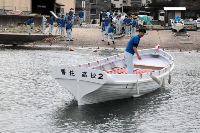 進水して海に浮かぶ＝香美町香住区下浜