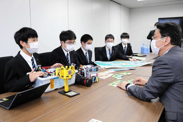 世界大会出場を報告する近大付属豊岡高校自然科学部の部員たち＝豊岡市役所