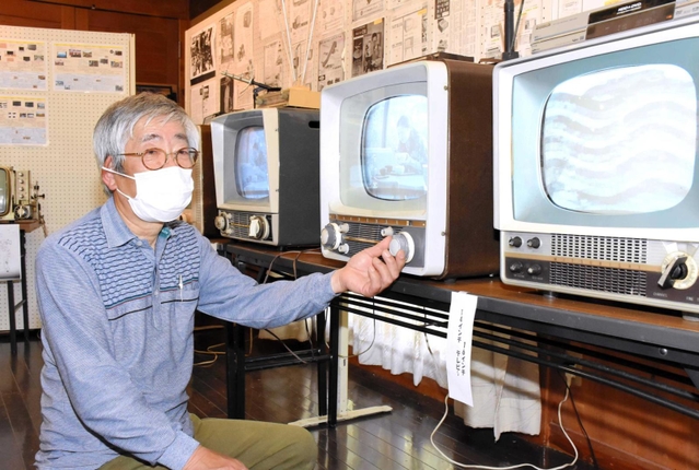 １９５５年ごろからのテレビと藤原伊佐夫さん＝ヒメハナ公園