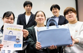 商品開発したタブレットケースを手に持つ川溿江梨さん（前列中央）ら＝豊岡総合高