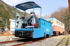 試運転する一円電車＝養父市大屋町明延