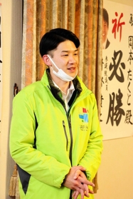 落選の知らせを受け、選挙戦を振り返る岡本拓斗氏＝豊岡市高屋（撮影・吉田みなみ）