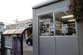 理髪店の敷地に建てたコンテナハウス＝豊岡市幸町
