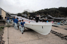 生徒たちが艇庫から港まで運んで係留した＝香美町香住区下浜