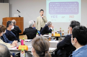 地域の災害の歴史について話す正木詔一さん＝豊岡市城崎町桃島