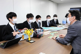 世界大会出場を報告する近大付属豊岡高校自然科学部の部員たち＝豊岡市役所