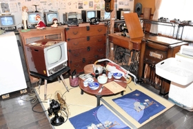 「昭和」の茶の間を再現したコーナー。ミシンや洗濯機、扇風機なども並ぶ＝ヒメハナ公園