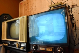 キット製のテレビ。背景には作り方の説明書も展示している＝ヒメハナ公園