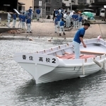 進水して海に浮かぶ＝香美町香住区下浜