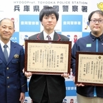 詐欺被害を防いで感謝状を受けた前田涼介さん（中央）、山西章文さん（右）＝豊岡署