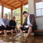 白さぎの湯に足を漬ける地域の人たち＝新温泉町七釜