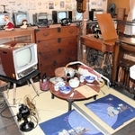 「昭和」の茶の間を再現したコーナー。ミシンや洗濯機、扇風機なども並ぶ＝ヒメハナ公園