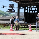 弁当を載せて離陸するドローン＝豊岡市日高町谷