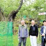 ヤマザクラを守る取り組みを続ける「立雲峡・山桜を守る会」のメンバーたち＝朝来市和田山町竹田