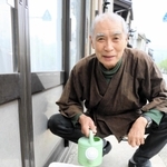 城崎温泉街にあるカスミザクラを守り育てる四角澄朗さん＝豊岡市城崎町湯島