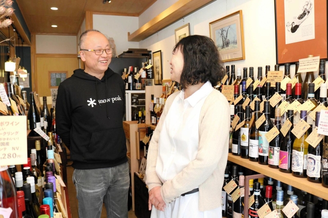 みちかけ葡萄酒店の店内。左は成相雅則さん＝豊岡市出石町魚屋