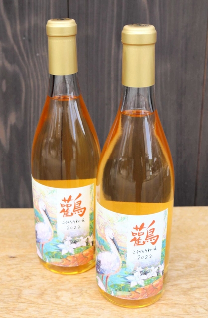 みちかけ葡萄酒店のオリジナル商品「こうのとりわいん」＝豊岡市出石町魚屋
