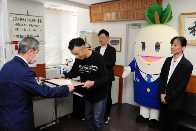 深木孝夫署長から感謝状を受け取る（左から）田村浩司さん、吉田明博さん、池垣順次さん＝南但馬署