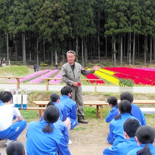 但東中学校の生徒に語りかける「たんとうチューリップまつり」の実行委員長、霜倉和典さん（河合美智子さん撮影）