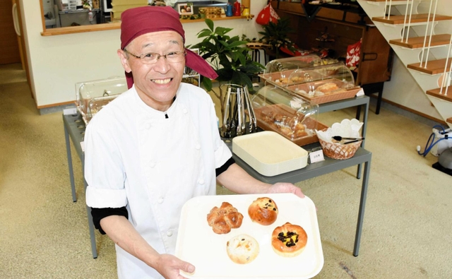 小麦の味を生かしたパンと東正志さん＝朝来市和田山町竹田