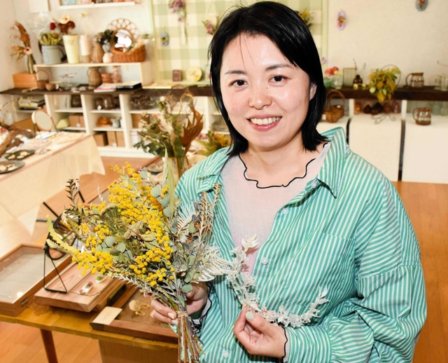 手作りアクセサリーなどの店を開店した安保尚子さん＝朝来市和田山町竹田