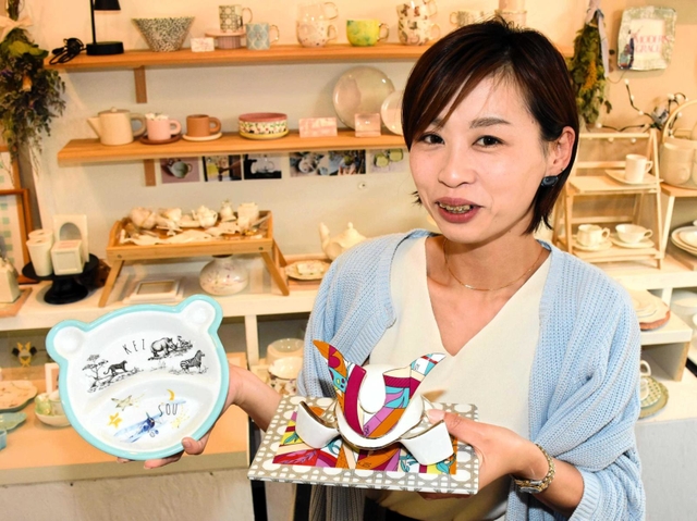 ポーセラーツの作品と山本瞳さん＝朝来市和田山町竹田