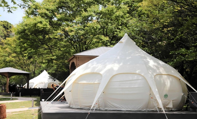緑の中で特徴的な外観のテントが並ぶ＝香美町香住区境