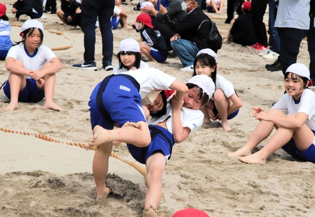 砂浜の土俵で相撲を楽しむ児童たち＝竹野浜
