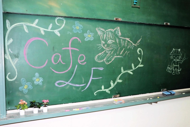 学校の名残である黒板には、５月の連休中に店を手伝ってくれた娘が描いた店名が記されている＝養父市大屋町加保