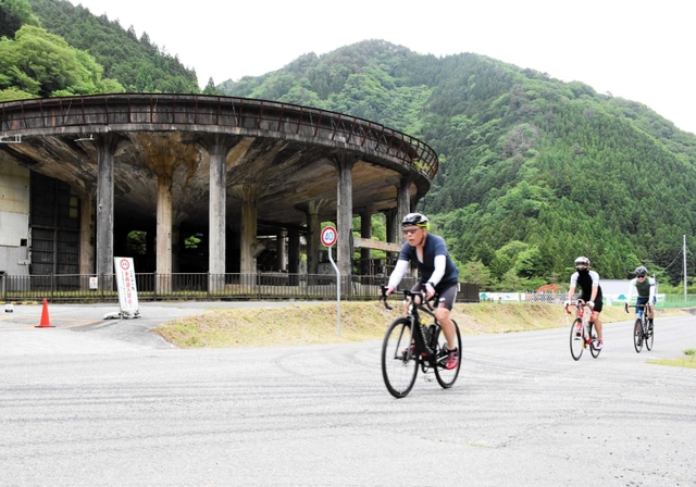 神子畑選鉱場跡の横を走る参加者たち＝朝来市佐囊