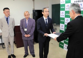 もにす認定の認定証を受け取るかるべの郷福祉会の藤森博統括施設長（右から２番目）＝ハローワーク八鹿