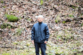 シカから自然環境等を守る但馬北部連絡会代表の大西英剛さん。猿尾滝の周辺もシカの食害で下草が失われている＝香美町村岡区日影