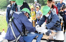 健康チェックや足輪の装着などがされたコウノトリのひな。東河小学校児童らが見学した＝朝来市和田山町久田和