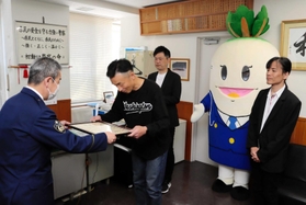 深木孝夫署長から感謝状を受け取る（左から）田村浩司さん、吉田明博さん、池垣順次さん＝南但馬署