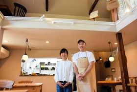 アンティークな家具がそろった店内と北尾哲朗さん、美紀子さん＝朝来市和田山町竹田