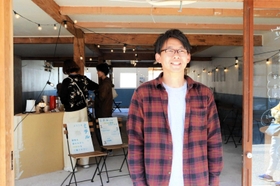 「子どもたちの未来が豊かになることを望む」。その思いで高校生の居場所づくりを進める権基さん＝豊岡市出石町八木