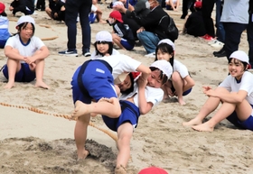 砂浜の土俵で相撲を楽しむ児童たち＝竹野浜