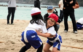 砂浜で相撲を楽しむ児童たち＝竹野浜