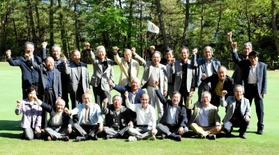 コンペの開催が６００回に達し、喜ぶ生野グリーンの会員たち＝生野高原カントリークラブ