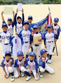 優勝した養父カープ＝竹野中央公園