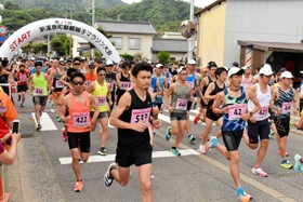 一斉にスタートした参加者たち＝新温泉町浜坂（撮影・中務庸子）