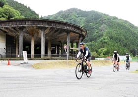 神子畑選鉱場跡の横を走る参加者たち＝朝来市佐囊